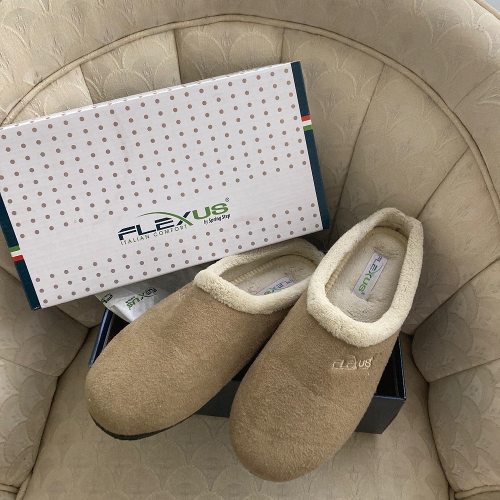 Slippers Flexus Ivana CC Beige indoor or outdoor 8.5. Excellent condition!